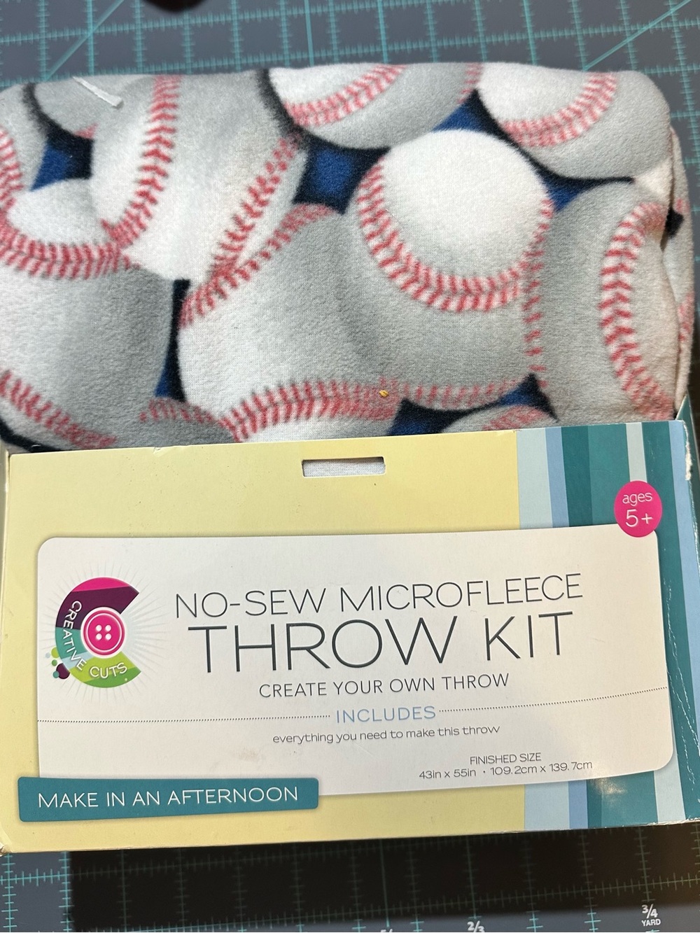 MicroFleece Baseball Throw Kit no Sew - White & Red